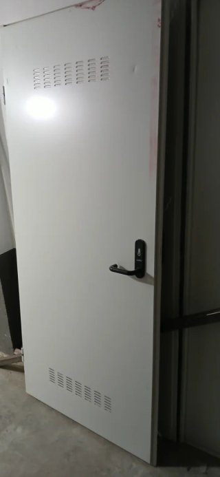 Puertas metálicas blancas