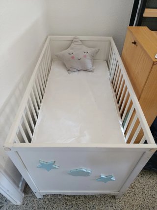 Cuna blanca con estrellas y nube