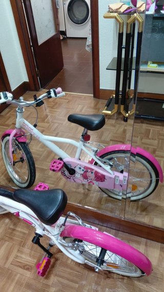 Bicicleta infantil rosa y blanca