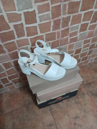 Sandalias Stradivarius tacón blancas