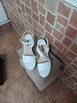 Sandalias Stradivarius tacón blancas