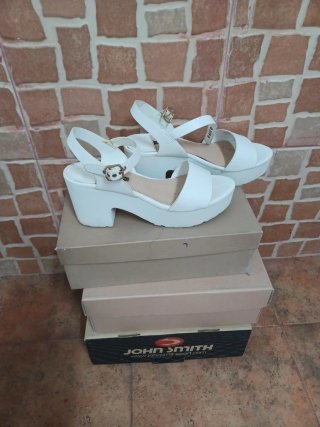 Sandalias Stradivarius tacón blancas