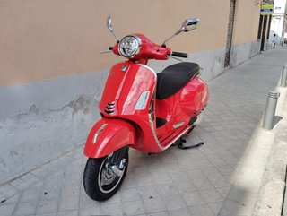 Vespa GTS 300 Roja - Maxi Scooter