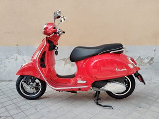 Vespa GTS 300 Roja - Maxi Scooter