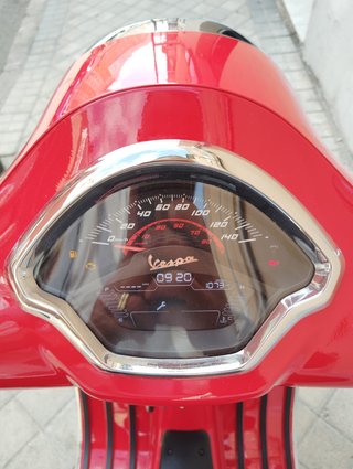 Vespa GTS 300 Roja - Maxi Scooter