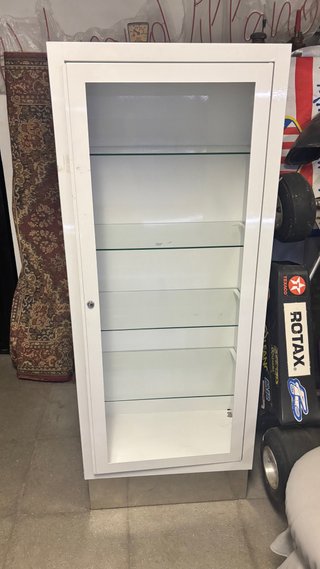 Vitrina de cristal y metal blanca,