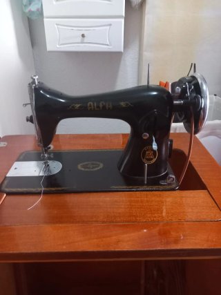 Máquina de coser Alfa con mueble