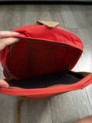 Mochila pequeña naranja y marrón. medidas 35x28x5.