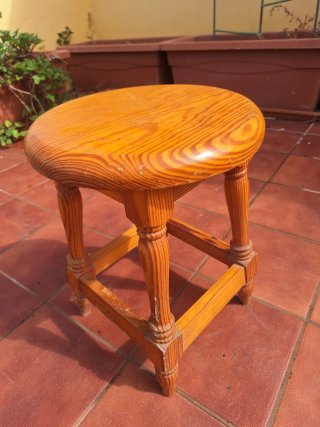 Sgabello in legno massello