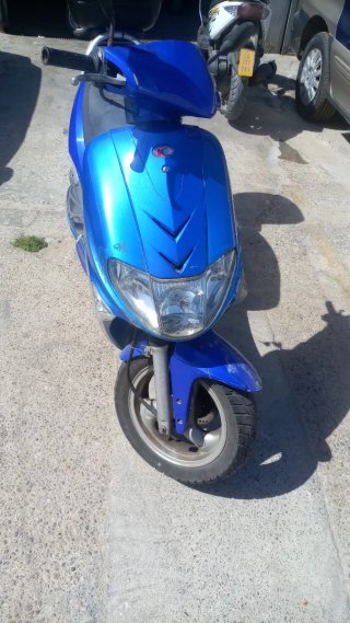 Moto Scooter Azul Automática