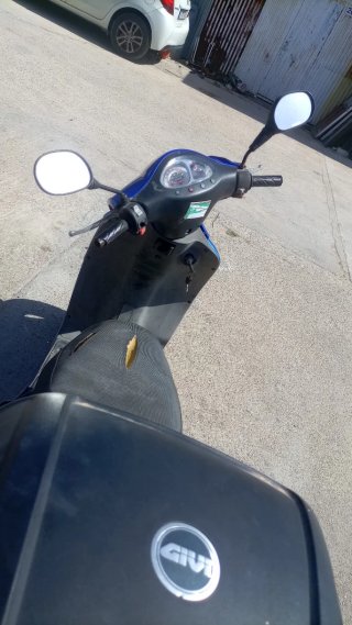 Moto Scooter Azul Automática