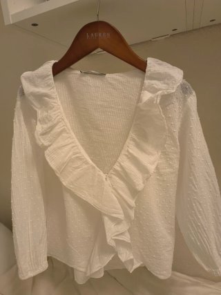 Blusa con volante renatta blanca sin estrenar