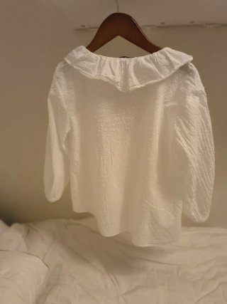 Blusa con volante renatta blanca sin estrenar