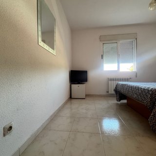 Habitación completa con armario y cama,