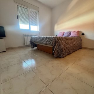 Habitación completa con armario y cama,