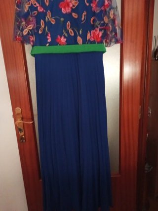 Vestido de fiesta azul con flores