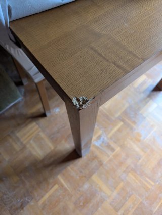 Mesa de comedor de madera con sillas para recoger