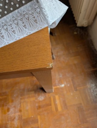 Mesa de comedor de madera con sillas para recoger