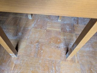 Mesa de comedor de madera con sillas para recoger