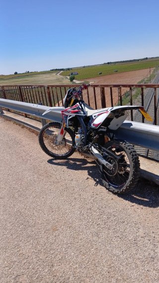 Moto Rieju Enduro Roja y Blanca