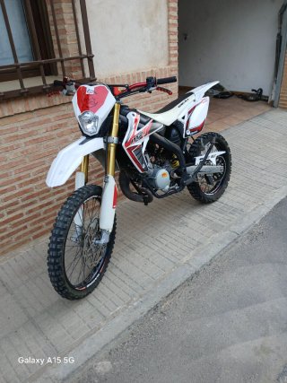 Moto Rieju Enduro Roja y Blanca