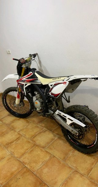 Moto Rieju Enduro Roja y Blanca