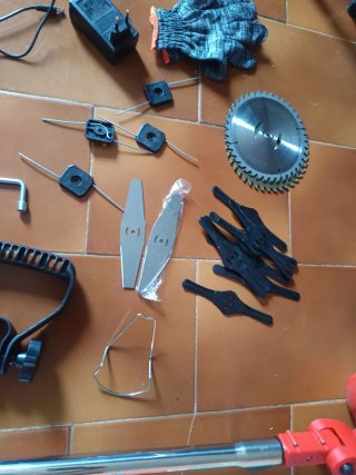 Desbrozadora Inalámbrica + Accesorios