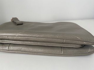 Bolso Clutch Gris Foley + Corinna