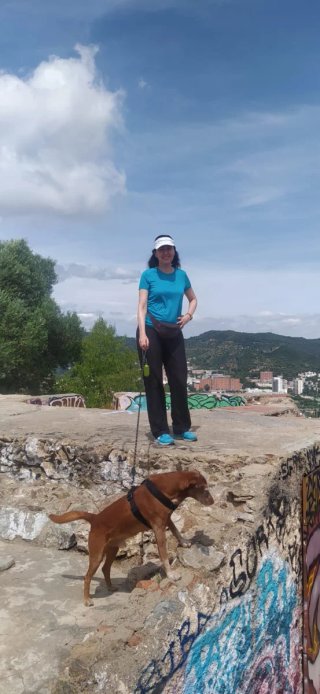 Cuidadora de perros cerca de zonas verdes