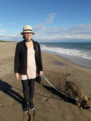 Cuidadora de perros cerca de zonas verdes