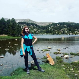 Cuidadora de perros cerca de zonas verdes