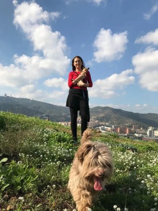 Cuidadora de perros cerca de zonas verdes