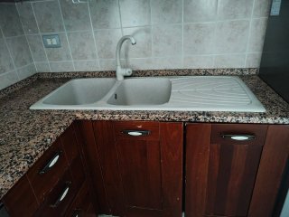 Cucina componibile marrone e argento