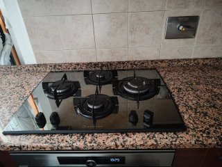 Cucina componibile marrone e argento