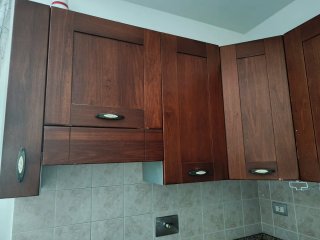 Cucina componibile marrone e argento