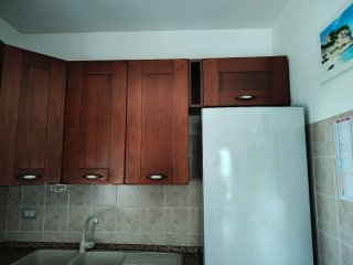 Cucina componibile marrone e argento
