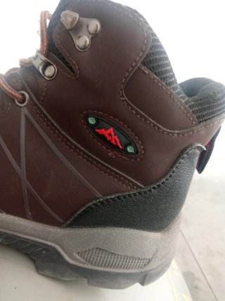 Botas de montaña marrones y negras