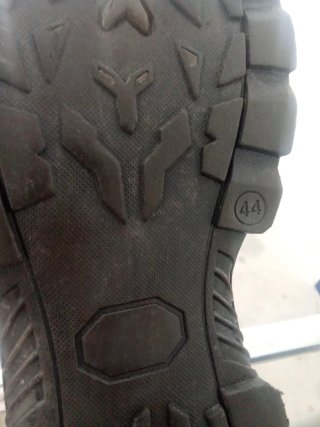 Botas de montaña marrones y negras