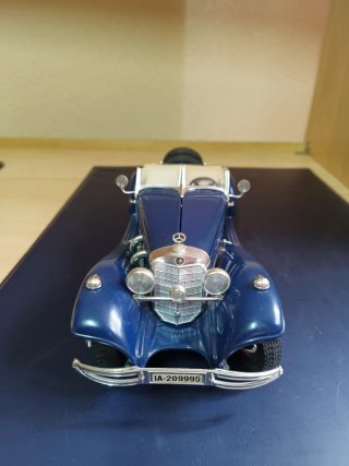Maqueta coche clásico azul