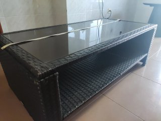 Mesa de exterior cristal y mimbre marrón oscuro