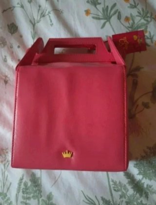 Bolso rosa fucsia con cadena dorada