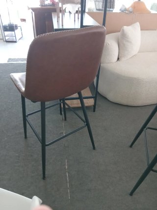 Sgabello in pelle e metallo