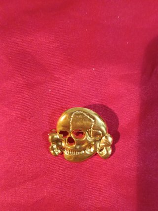 Totenkopf SS Esvástica