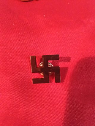 Totenkopf SS Esvástica