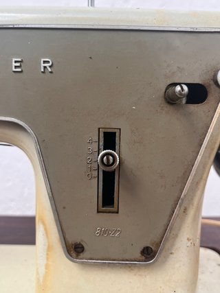 Máquina de coser SINGER antigua modelo 810-Z2 con