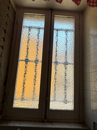 Ventanas antiguas de madera abatibles y guillotina