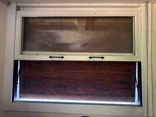 Ventanas antiguas de madera abatibles y guillotina