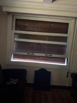 Ventanas antiguas de madera abatibles y guillotina