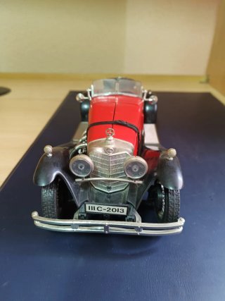 Maqueta coche clásico rojo