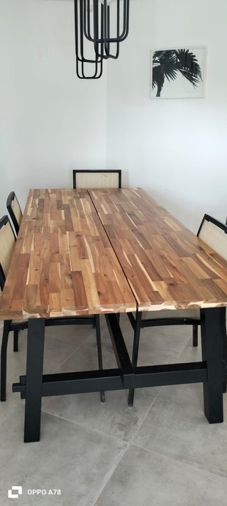 Lote comedor: Mesa, 6 sillas, sofá y 2 reposapiés